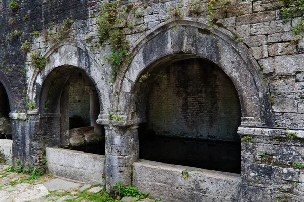 Fuentes medievales en la ciudad de San Gimignano en Toscana —  Fotos de Stock
