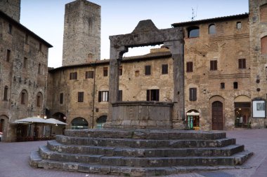 San Gimignano Toskana 'daki Sarnıç Meydanı