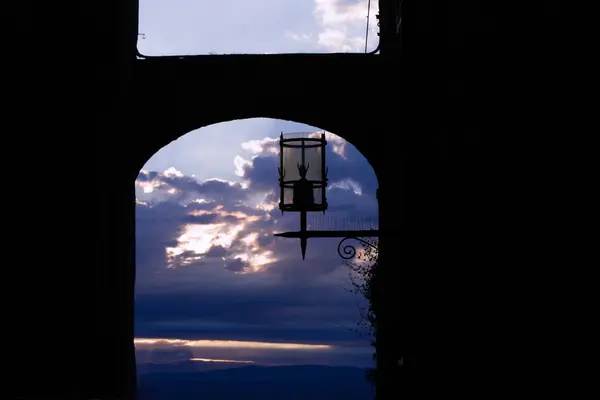 Uitzicht op de ochtendlichten vanuit een steegje in San Gimignano — Stockfoto