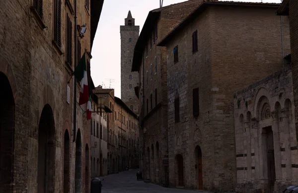 Callejón de la ciudad de San Gimignano por la mañana —  Fotos de Stock