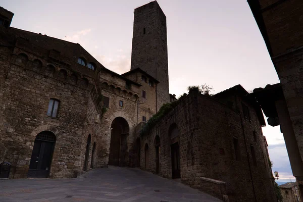 Ráno v uličce města San Gimignano — Stock fotografie