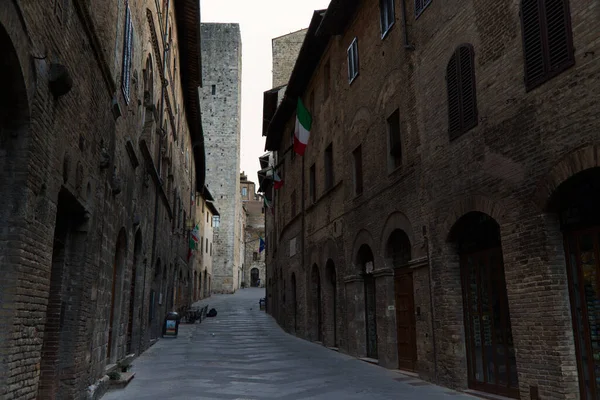 Ráno v uličce města San Gimignano — Stock fotografie