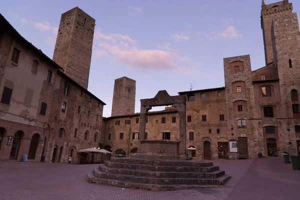 San Gimignano Toskana 'daki Sarnıç Meydanı