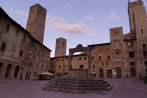 Piazza della Cisterna a San Gimignano Toscana — Foto Stock