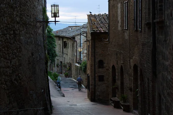 San Gimignano város sikátora reggel — Stock Fotó