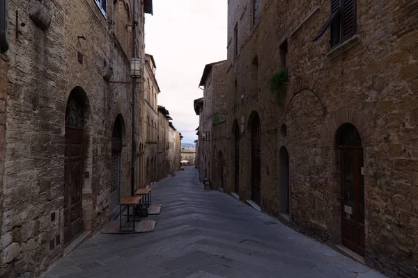 Ráno v uličce města San Gimignano — Stock fotografie