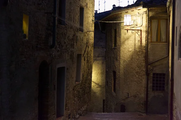 Алея вночі в місті Сан - Джиміньяно (Тоскана). — стокове фото