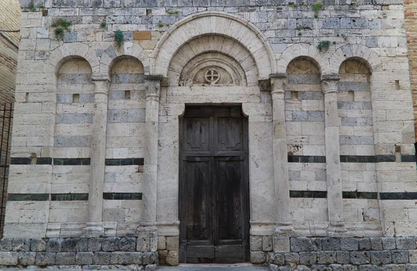 La fachada de la iglesia de San Francesco en San Gimignano —  Fotos de Stock