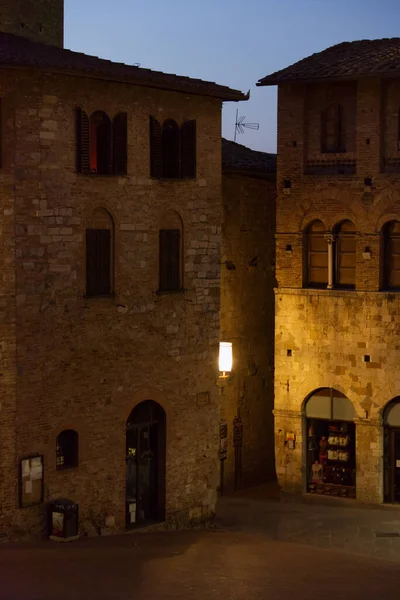 Ulička v noci ve městě San Gimignano v Toskánsku — Stock fotografie