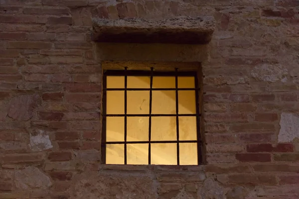 Fenêtre d'un palais la nuit dans la ville de San Gimignano en Toscane — Photo