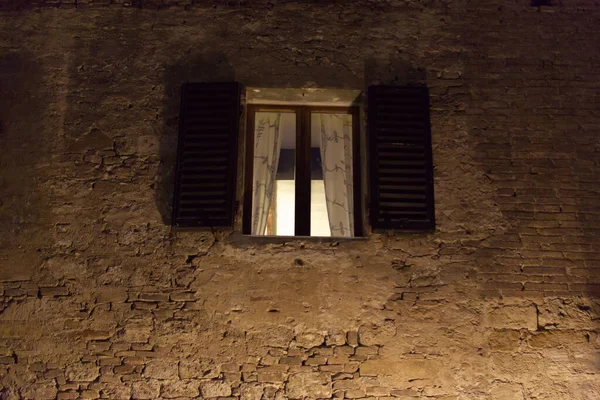 Вікно палацу вночі в місті Сан - Джиміньяно (Тоскана). — стокове фото