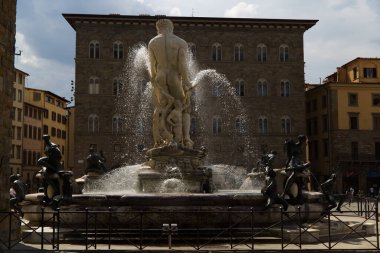 Floransa 'daki Piazza della Signoria' daki Neptün Çeşmesi