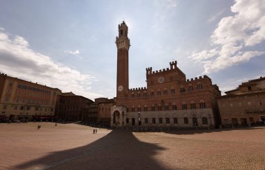 Siena 'daki ünlü Piazza del Campo meydanı.