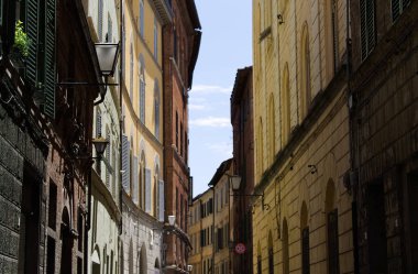 Siena şehrinin dar sokaklarından birinde eski binalar