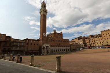 Siena 'daki ünlü Piazza del Campo meydanı.