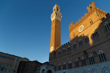 Piazza del Campo 'da günbatımının ışıkları