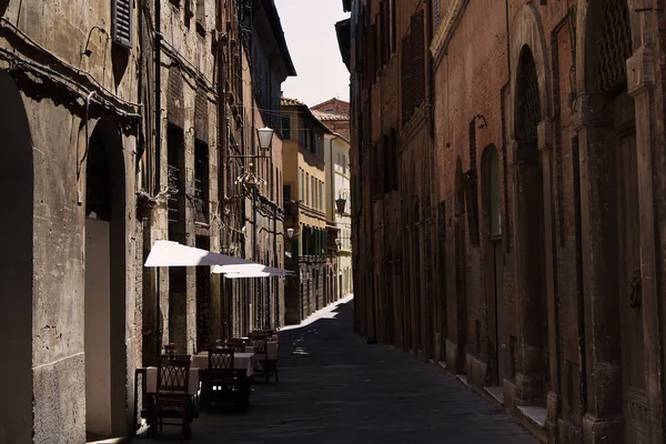 Edificios antiguos dentro de uno de los callejones de la ciudad de Siena — Foto de Stock