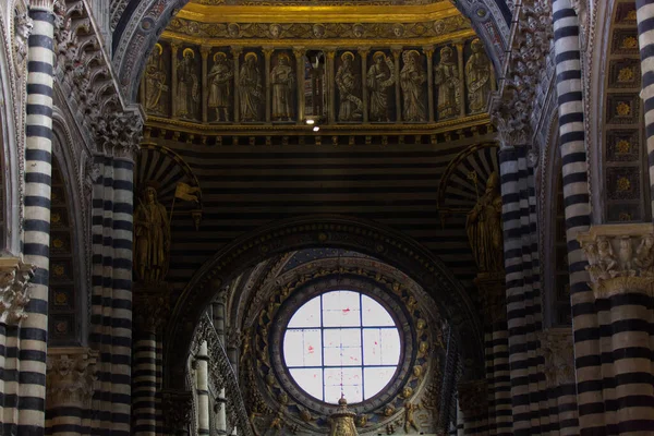 Деталь интерьера великолепного собора Сиены — стоковое фото