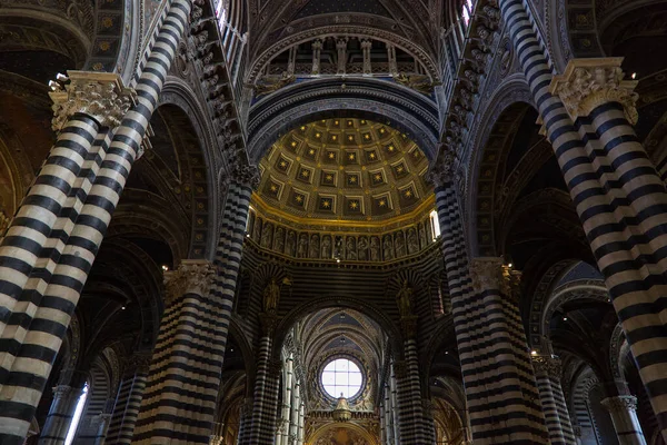 Detalj av det inre av den praktfulla katedralen i Siena — Stockfoto
