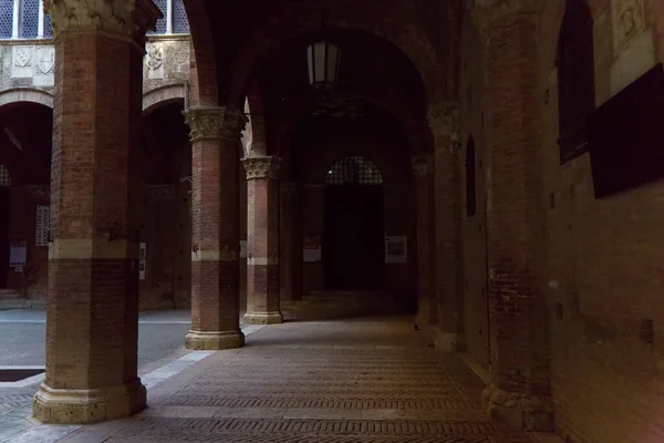 Inner courtyard of the town hall of Siena — Stock Photo, Image