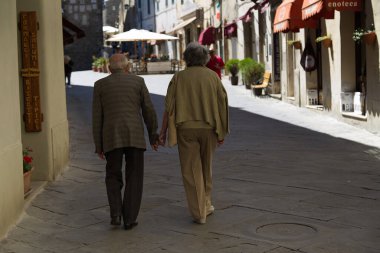 İtalya, Toskana 'da Montalcino sokaklarında Sonsuz Aşk