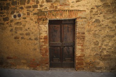 İtalya, Toskana 'da Montalcino' da bir evin giriş kapısı.
