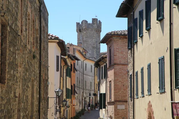 El pequeño pueblo medieval de Montalcino en Toscana, Italia —  Fotos de Stock