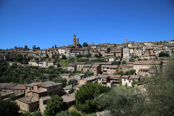 El pequeño pueblo medieval de Montalcino en Toscana, Italia — Foto de Stock