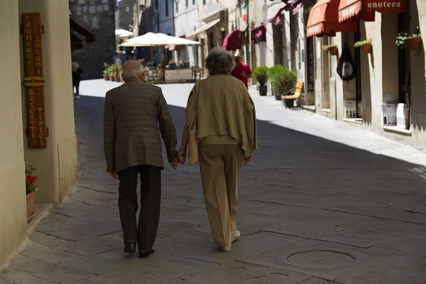 İtalya, Toskana 'da Montalcino sokaklarında Sonsuz Aşk