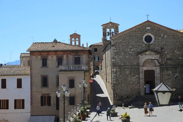 El pequeño pueblo medieval de Montalcino en Toscana, Italia — Foto de Stock