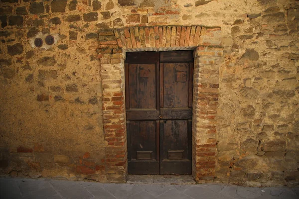 Porte d'entrée d'une maison à Montalcino en Toscane, Italie — Photo