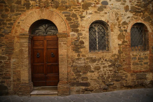 Entrance door of a house in Montalcino in Tuscany, Italy — Stock Photo, Image