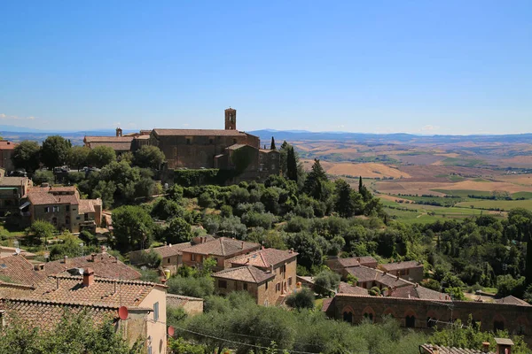 El pequeño pueblo medieval de Montalcino en Toscana, Italia — Foto de Stock