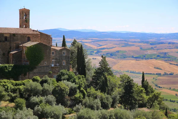 El pequeño pueblo medieval de Montalcino en Toscana, Italia — Foto de Stock