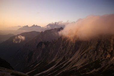 İtalyan dolomitlerindeki Üç Tepe doğal parkı. Yüksek kalite fotoğraf