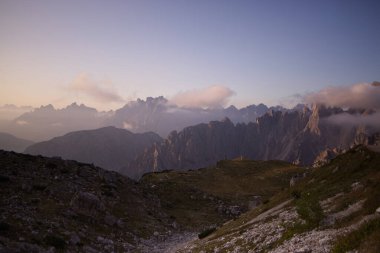 İtalyan dolomitlerindeki Üç Tepe doğal parkı. Yüksek kalite fotoğraf