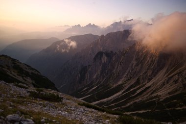 İtalyan dolomitlerindeki Üç Tepe doğal parkı. Yüksek kalite fotoğraf