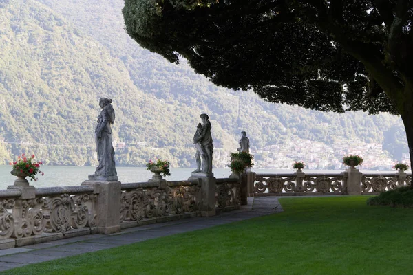 Como Lake, detalj av Villa Balbaniello, Italien — Stockfoto