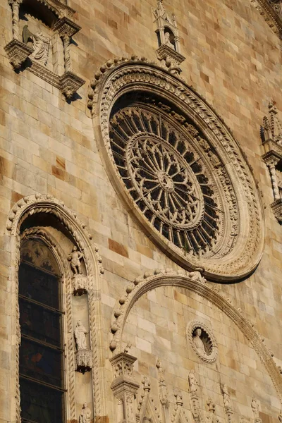 Gevel van de kathedraal van Como — Stockfoto