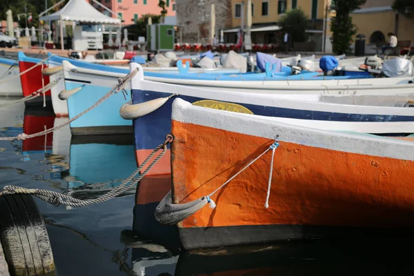 Színes hajók a Garda-tó partján — Stock Fotó