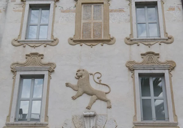 Antigos palácios coloridos da cidade de Riva Del Garda — Fotografia de Stock