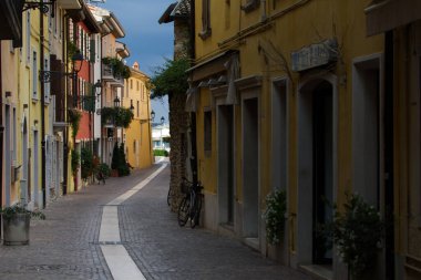 Garda Gölü 'ndeki Lazise kasabasında renkli evler