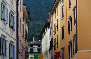 Riva Del Garda şehrinin antik renkli sarayları