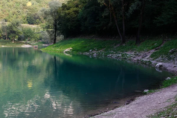 Tenno-tó, Riva Del Garda város közelében, Olaszország — Stock Fotó