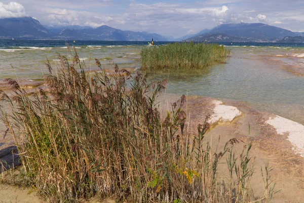 Garda Lake, Jamaica strand Sirmione, Italië — Stockfoto