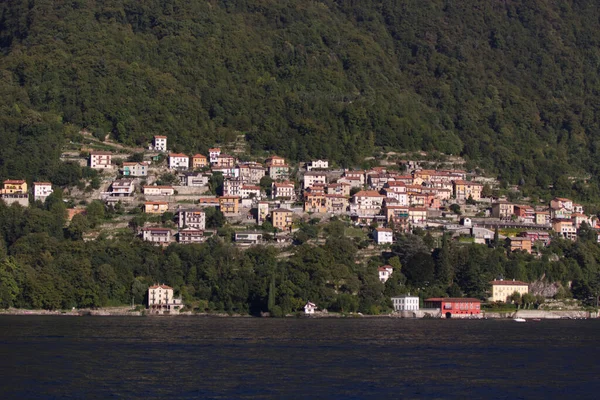 Vista de pequeños pueblos en el Lago de Como — Foto de Stock