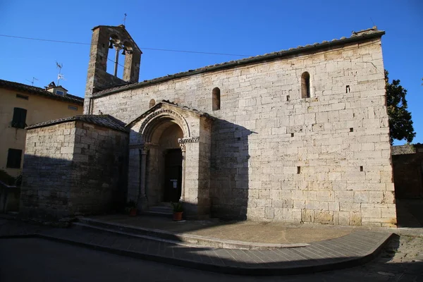 Iglesia de Santa Maria Assunta en el pueblo de San Quirico DOrcia —  Fotos de Stock