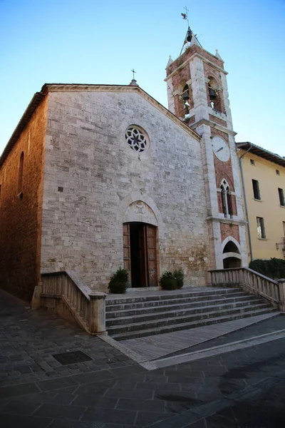 La iglesia de San Francesco en el pueblo de San Quirico DOrcia —  Fotos de Stock