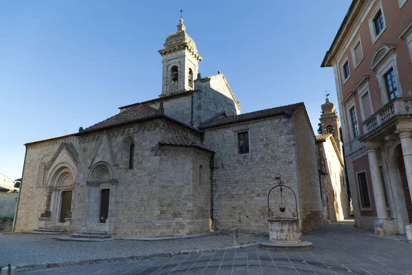 Collegiata kyrkan i staden San Quirico DOrcia — Stockfoto