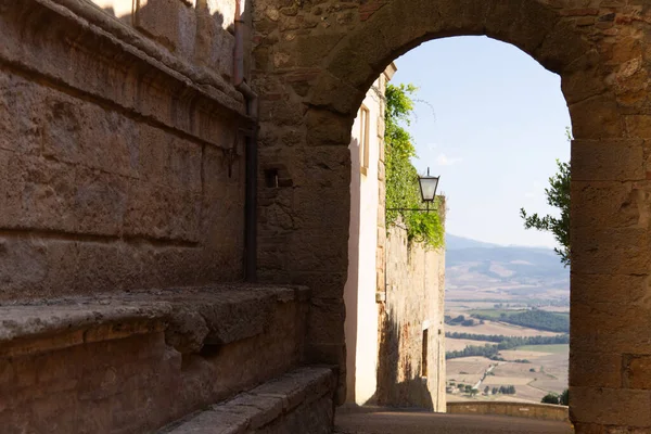 Alley a város Pienza Toszkánában — Stock Fotó